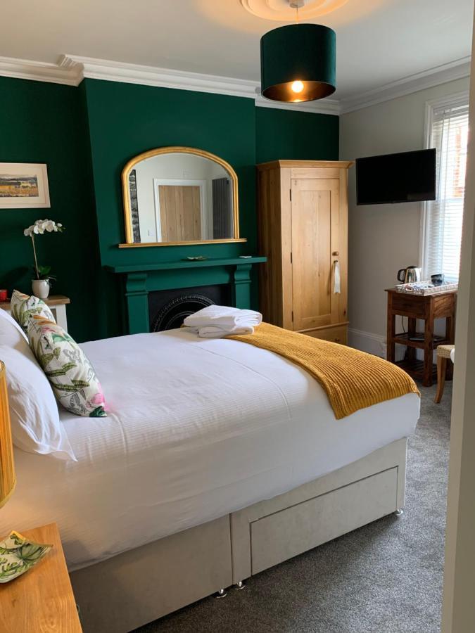 The Lazy Lion Bed & Breakfast Milford on Sea Exterior photo