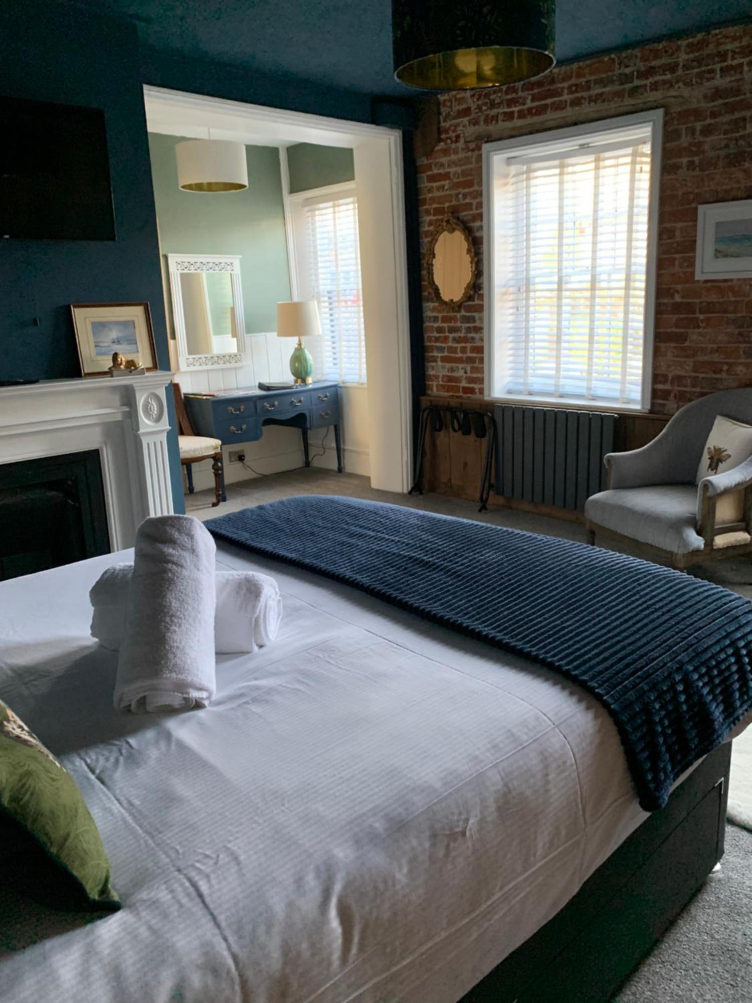 The Lazy Lion Bed & Breakfast Milford on Sea Exterior photo